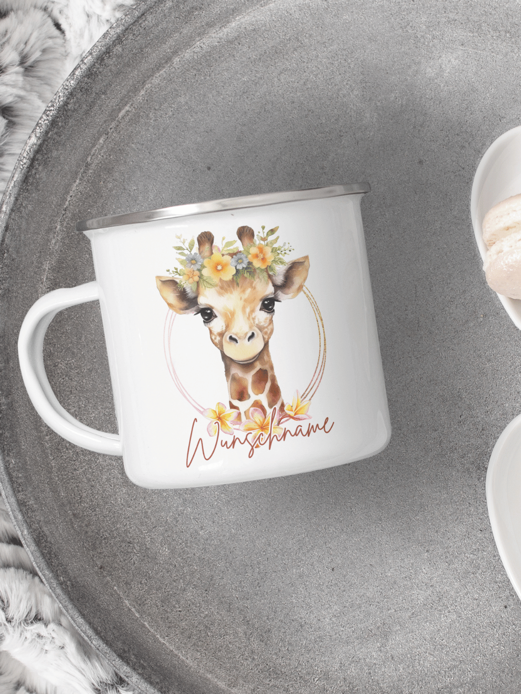 handgemachter, personalisierter Emaillebecher silber mit Motiv "Giraffe" rechts vom Henkel  - ideales Geschenk für Frauen