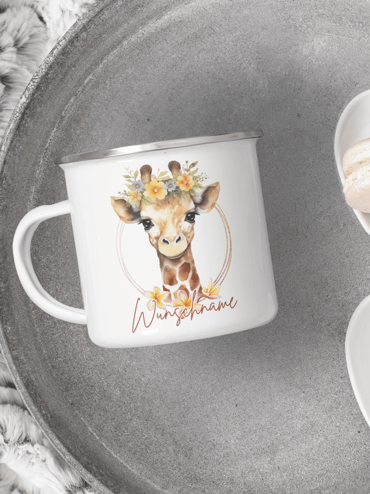 handgemachter, personalisierter Emaillebecher silber mit Motiv "Giraffe" rechts vom Henkel  - ideales Geschenk für Frauen