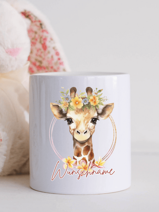 Keramikspardose mit liebevoll gezeichneter Giraffe im Aquarellstil – nachhaltig, handveredelt & mit Namen personalisierbar. Perfektes Geschenk für Kinder & Tierliebhaberinnen. Ideal zur Geburt, Taufe oder als dekorative Spardose im Kinderzimmer.  Alles auf Anfang 💚 Geschenke für Herz & Seele