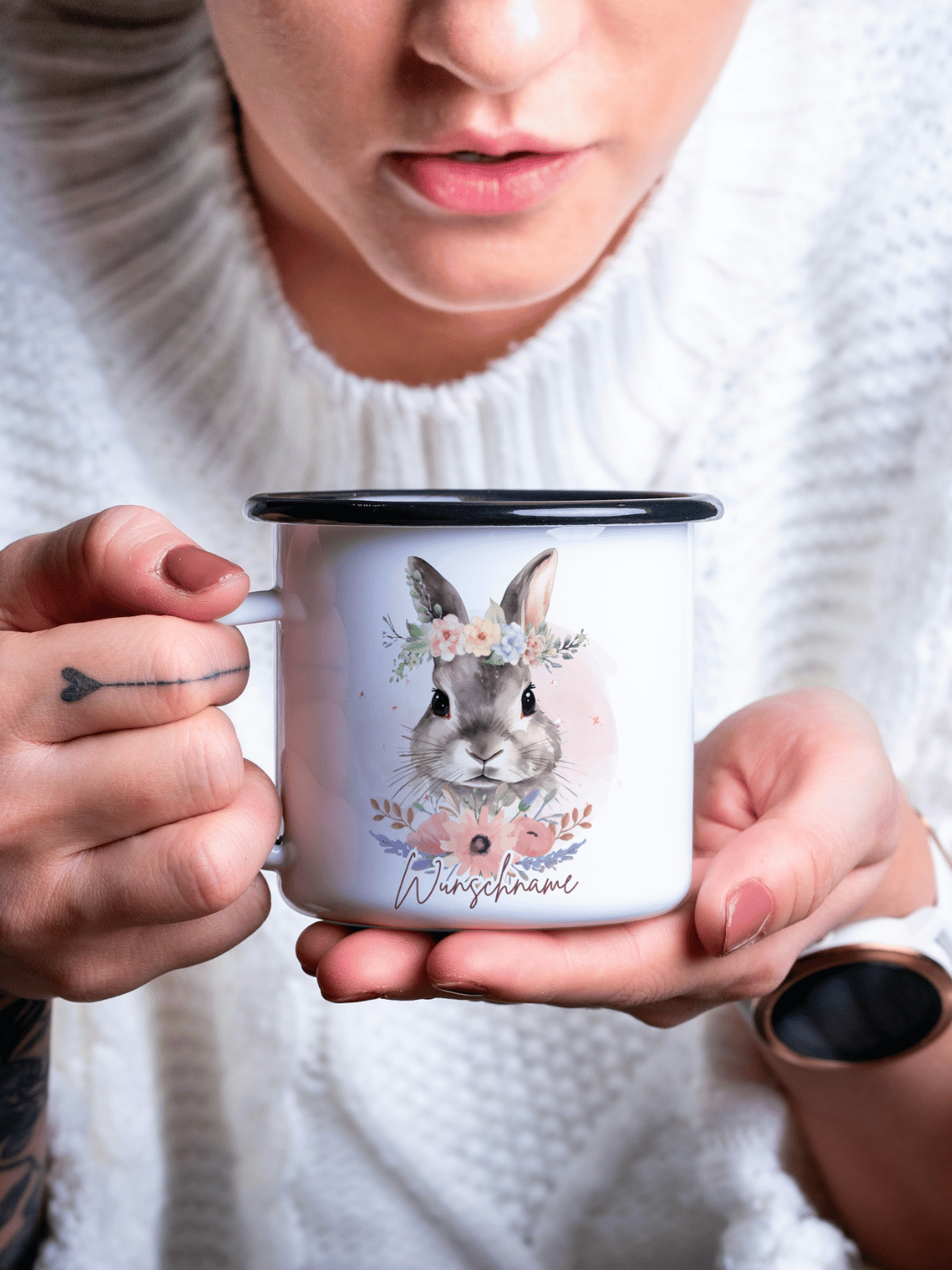 handgemachter, personalisierter Emaillebecher mit schwarzem Rand und Motiv Hase als Geschenk für Frauen. Motiv ist rechts vom Henkel aufgedruckt