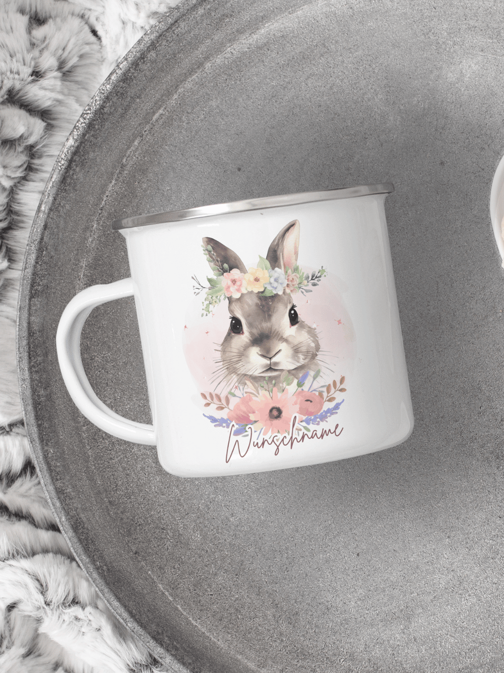 handgemachter, personalisierter Emaillebecher mit silbernem Rand und Motiv Hase als Geschenk für Frauen. Motiv ist rechts vom Henkel aufgedruckt