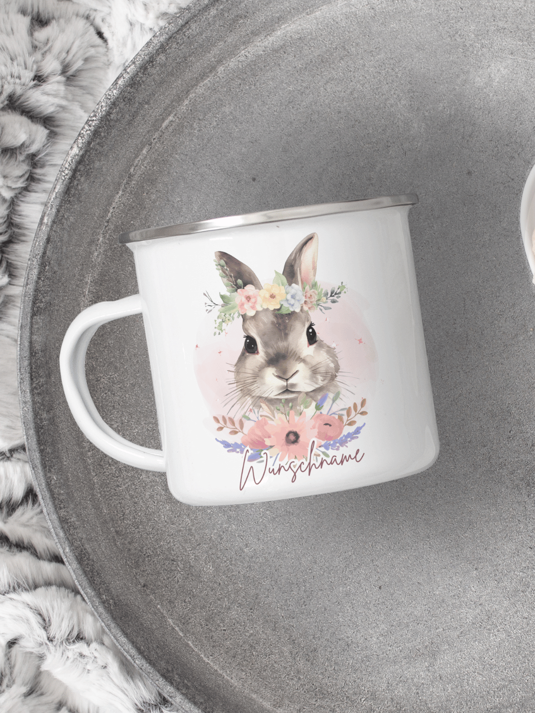 handgemachter, personalisierter Emaillebecher mit silbernem Rand und Motiv Hase als Geschenk für Frauen. Motiv ist rechts vom Henkel aufgedruckt
