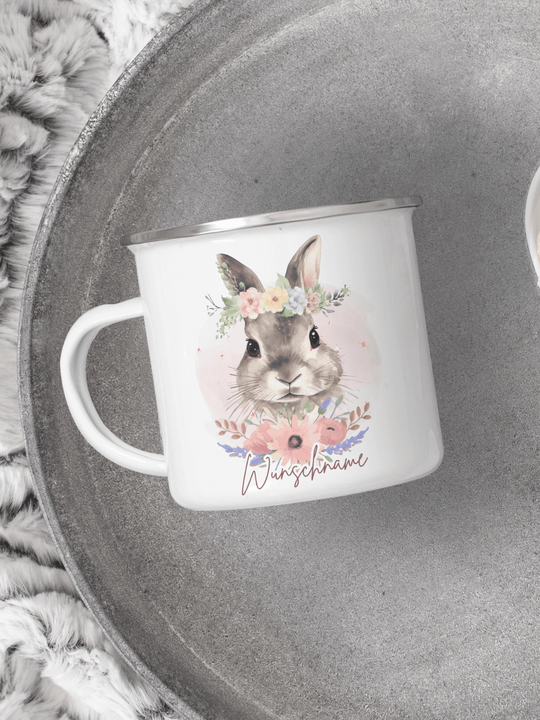 handgemachter, personalisierter Emaillebecher mit silbernem Rand und Motiv Hase als Geschenk für Frauen. Motiv ist rechts vom Henkel aufgedruckt