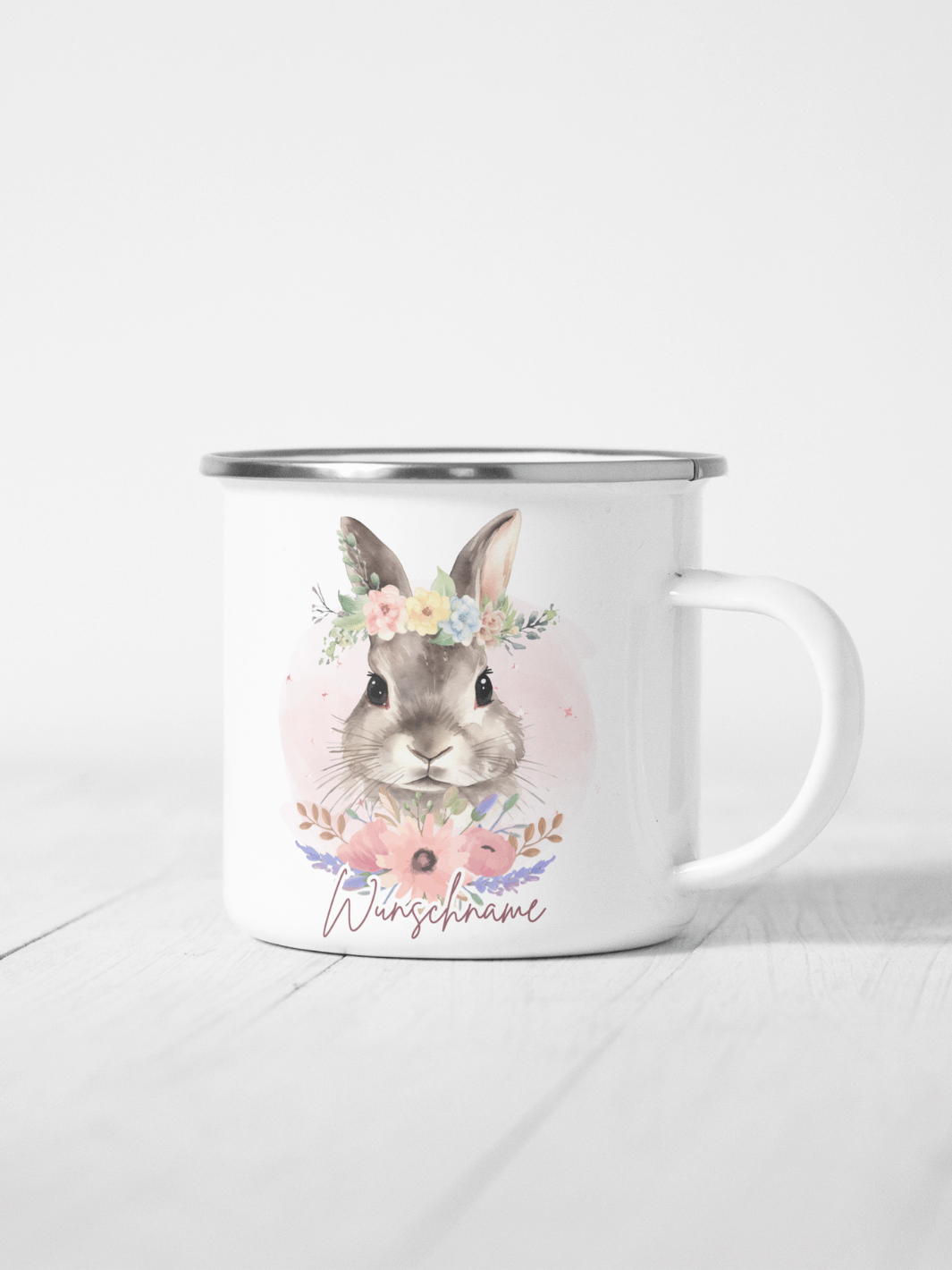 handgemachter, personalisierter Emaillebecher mit silbernem Rand und Motiv Hase als Geschenk für Frauen. Motiv ist links vom Henkel aufgedruckt