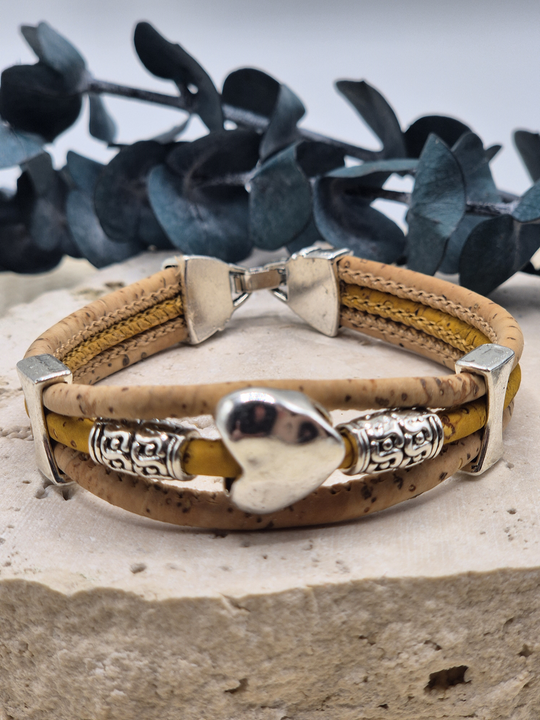 HERZ Kork Armband natur gelb
 mit Motiv aus Zamak-Legierung