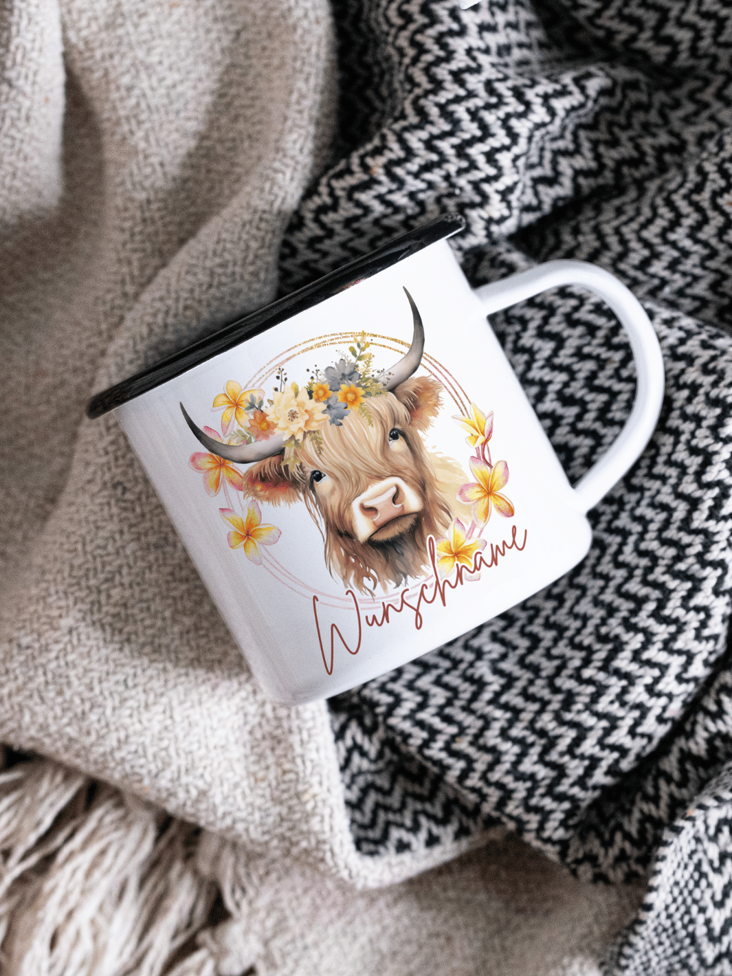 handgemachter, personalisierter Emaillebecher schwarz mit Motiv "Highland Cow" links vom Henkel  - ideales Geschenk für Frauen