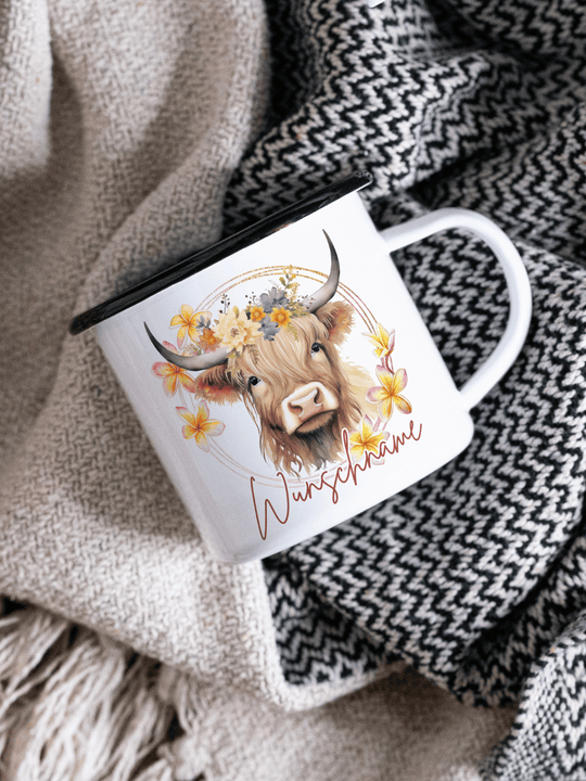 handgemachter, personalisierter Emaillebecher schwarz mit Motiv "Highland Cow" links vom Henkel  - ideales Geschenk für Frauen