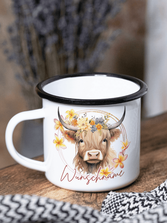 handgemachter, personalisierter Emaillebecher schwarz mit Motiv "Highland Cow" rechts vom Henkel  - ideales Geschenk für Frauen