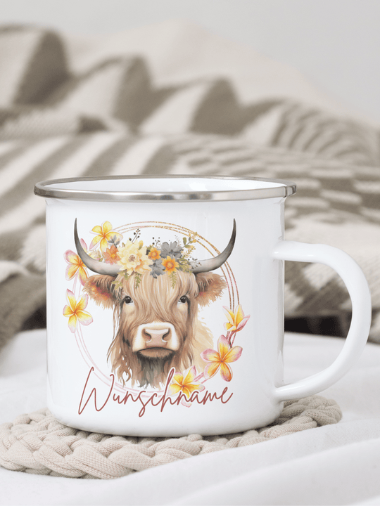 handgemachter, personalisierter Emaillebecher silber mit Motiv "Highland Cow" links vom Henkel  - ideales Geschenk für Frauen