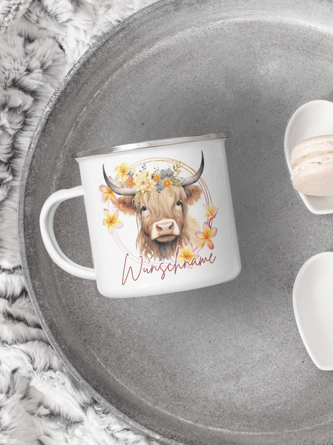 handgemachter, personalisierter Emaillebecher silber mit Motiv "Highland Cow" rechts vom Henkel  - ideales Geschenk für Frauen