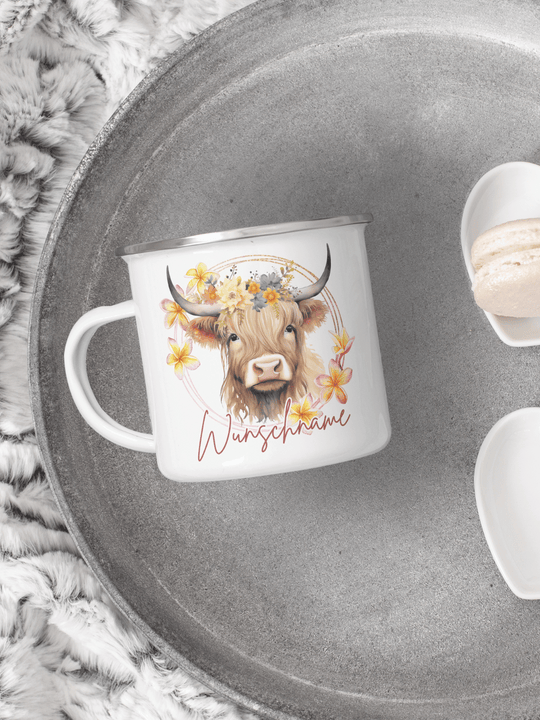 handgemachter, personalisierter Emaillebecher silber mit Motiv "Highland Cow" rechts vom Henkel  - ideales Geschenk für Frauen
