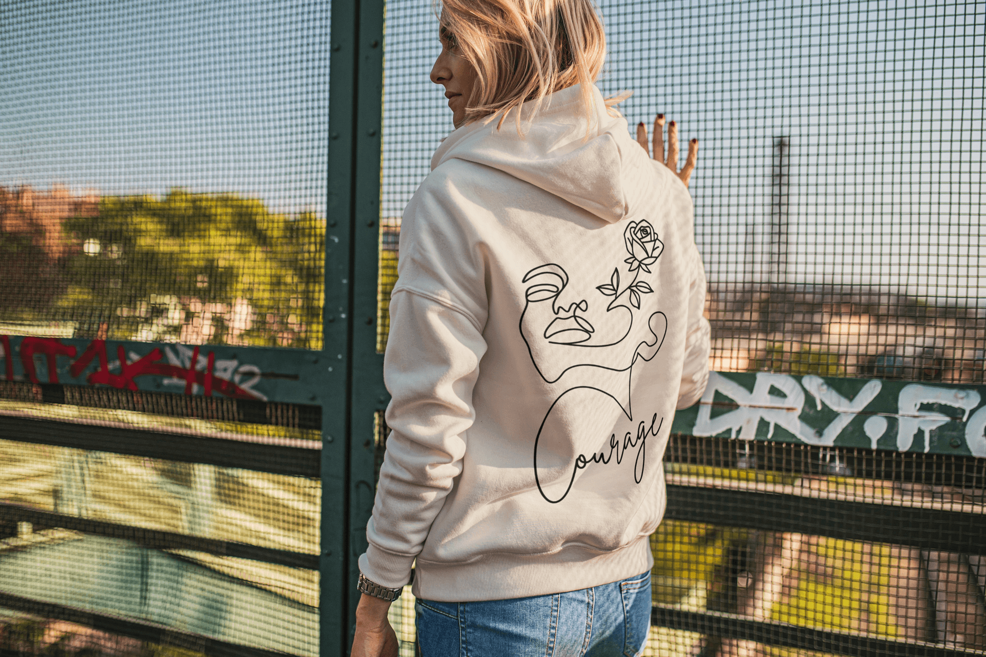 Hoodies ⢠kuschelig, lässig und immer bequem.
Unsere handveredelten Hoodies sind weich, gemĂźtlich und mit einem legeren Schnitt genau richtig fĂźr entspannte Tage. Sie passen perfekt zu deinem WohlfĂźhl-Look â egal ob zuhause, unterwegs oder beim Treffen mit Freunden. Mit viel Liebe zum Detail gefertigt, bringen sie Komfort und Stil zusammen â fĂźr deinen Lieblingspulli, der dich nie im Stich lässt.