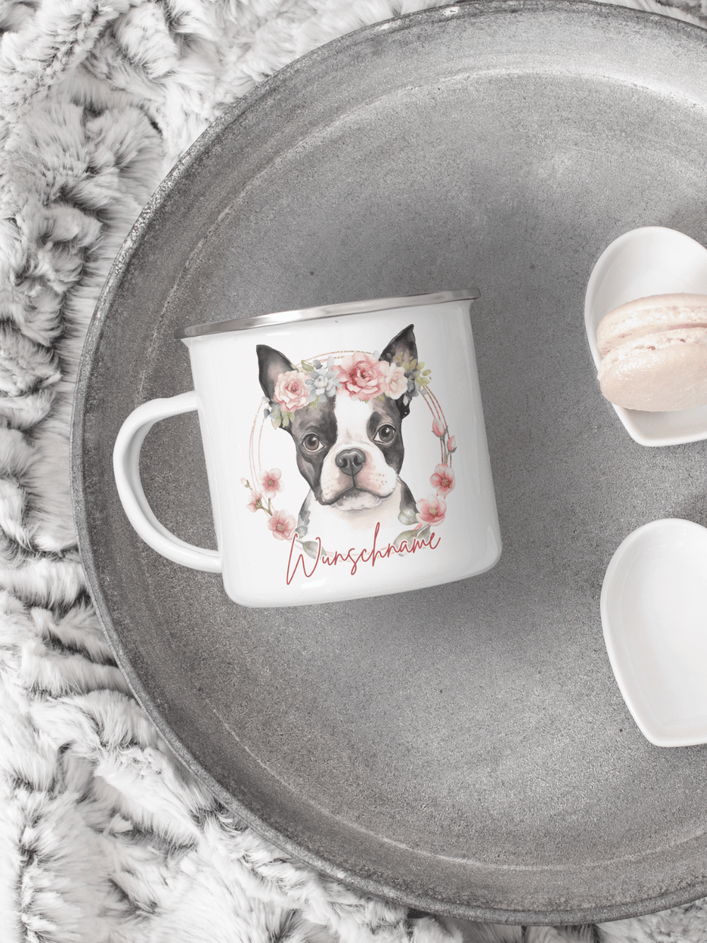 handgemachter, personalisierter Emaillebecher silber mit Motiv "Hund" rechts vom Henkel  - ideales Geschenk für Frauen