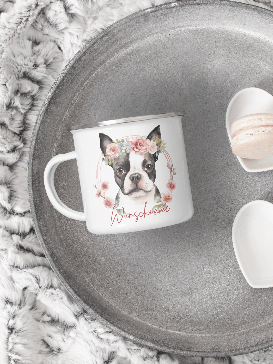 handgemachter, personalisierter Emaillebecher silber mit Motiv "Hund" rechts vom Henkel  - ideales Geschenk für Frauen