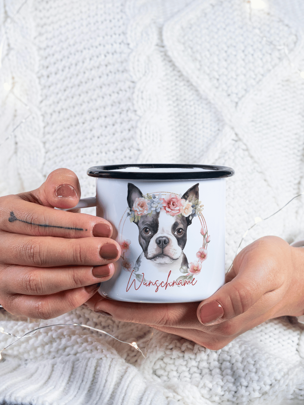 handgemachter, personalisierter Emaillebecher schwarz mit Motiv "Hund" rechts vom Henkel  - ideales Geschenk für Frauen
