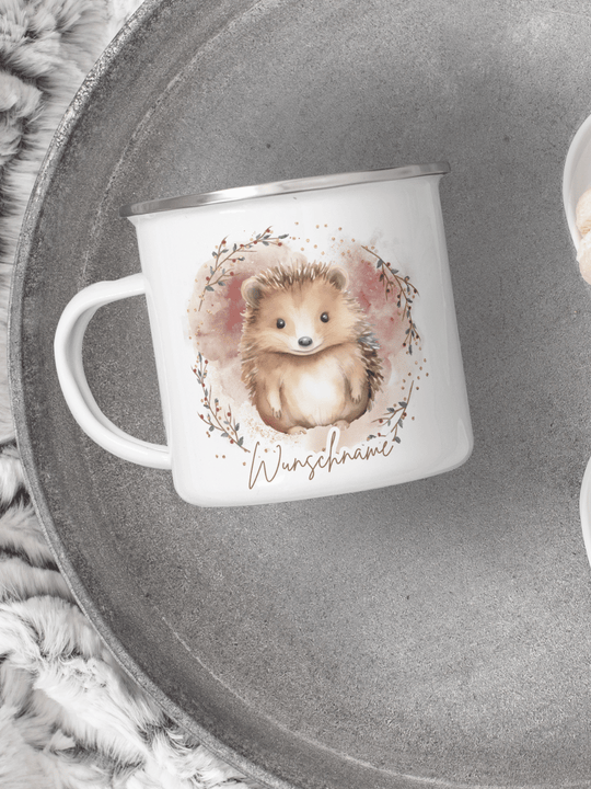Handgemachte personalisierte Tasse als Geschenk für Frauen - Motiv IGEL auf Emaillebecher (personalisierbar) silberner Rand rechte Seite Motiv