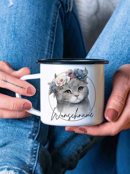handgemachter, personalisierter Emaillebecher schwarz mit Motiv "Katze" rechts vom Henkel  - ideales Geschenk für Frauen