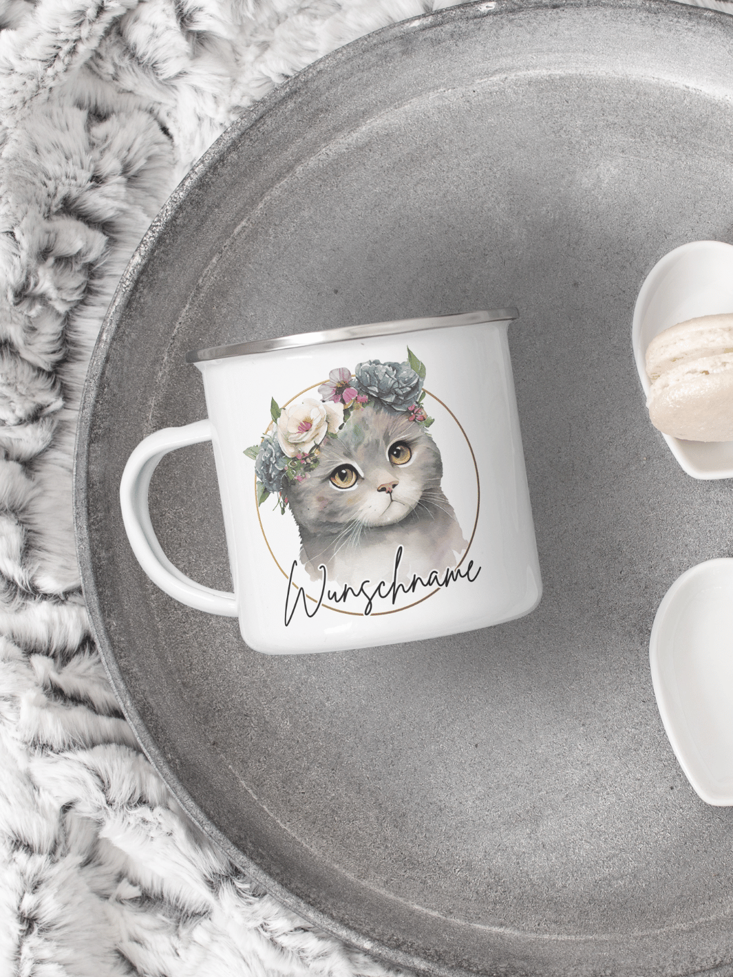 handgemachter, personalisierter Emaillebecher silber mit Motiv "Katze" rechts vom Henkel  - ideales Geschenk für Frauen