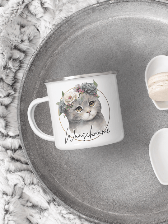 handgemachter, personalisierter Emaillebecher silber mit Motiv "Katze" rechts vom Henkel  - ideales Geschenk für Frauen