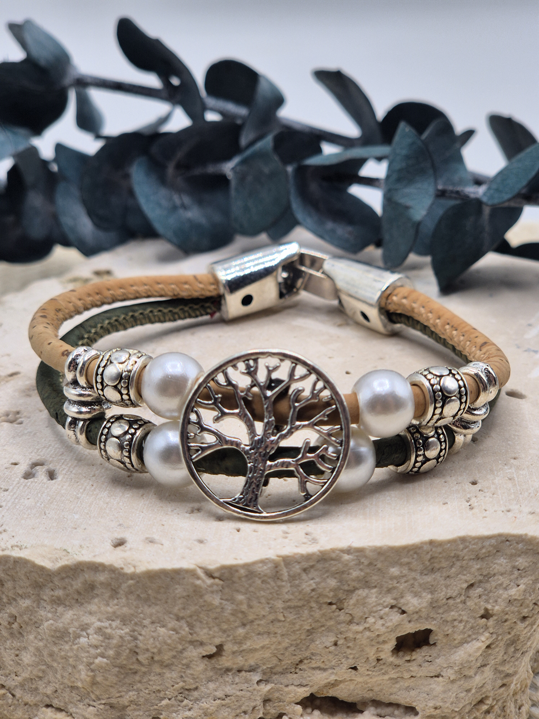 LEBENSBAUM Kork Armband grün natur mit Motiv aus Zamak-Legierung und Kunstperlen