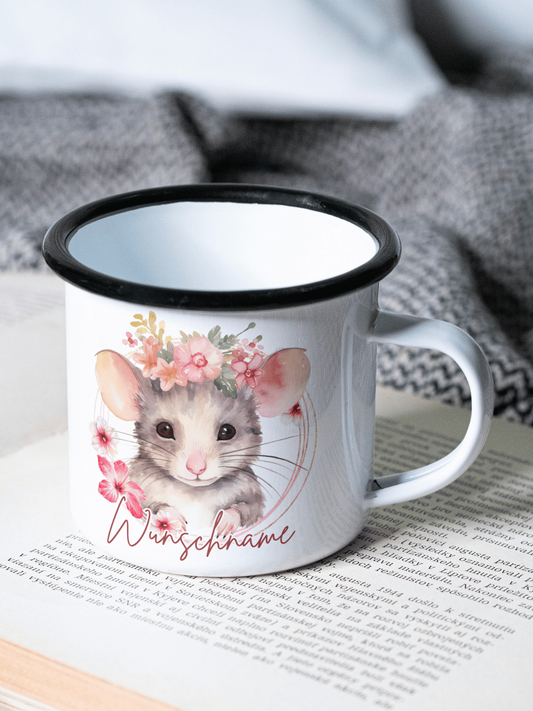 handgemachter, personalisierter Emaillebecher schwarz mit Motiv "Maus" links vom Henkel  - ideales Geschenk für Frauen