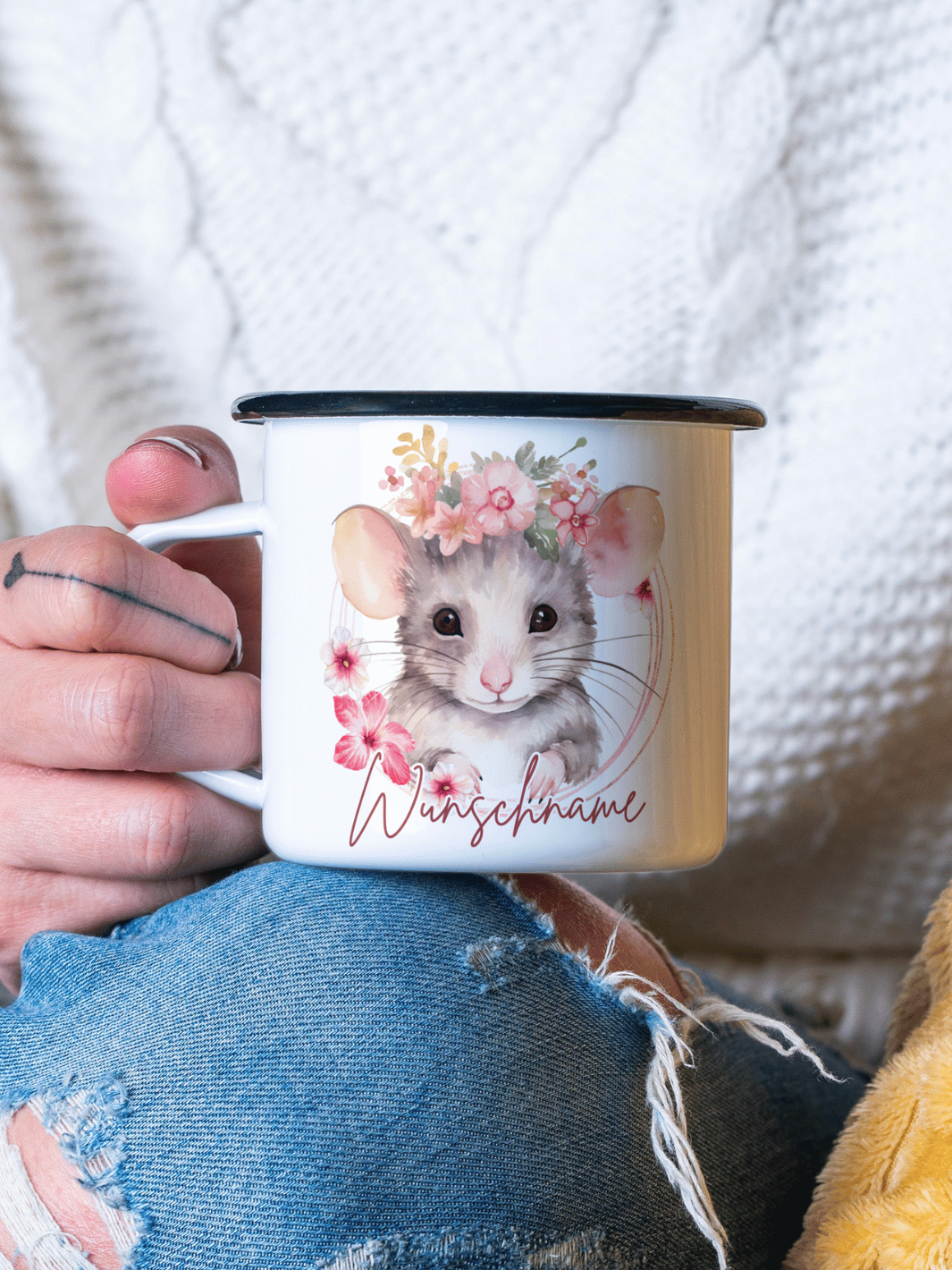 handgemachter, personalisierter Emaillebecher schwarz mit Motiv "Maus" rechts vom Henkel  - ideales Geschenk für Frauen