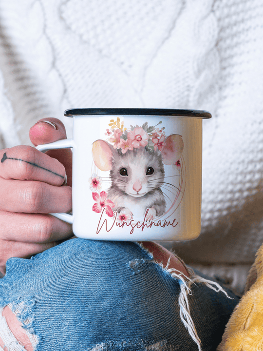 handgemachter, personalisierter Emaillebecher schwarz mit Motiv "Maus" rechts vom Henkel  - ideales Geschenk für Frauen