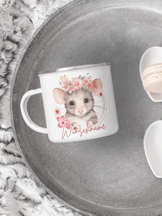handgemachter, personalisierter Emaillebecher silber mit Motiv "Maus" rechts vom Henkel  - ideales Geschenk für Frauen