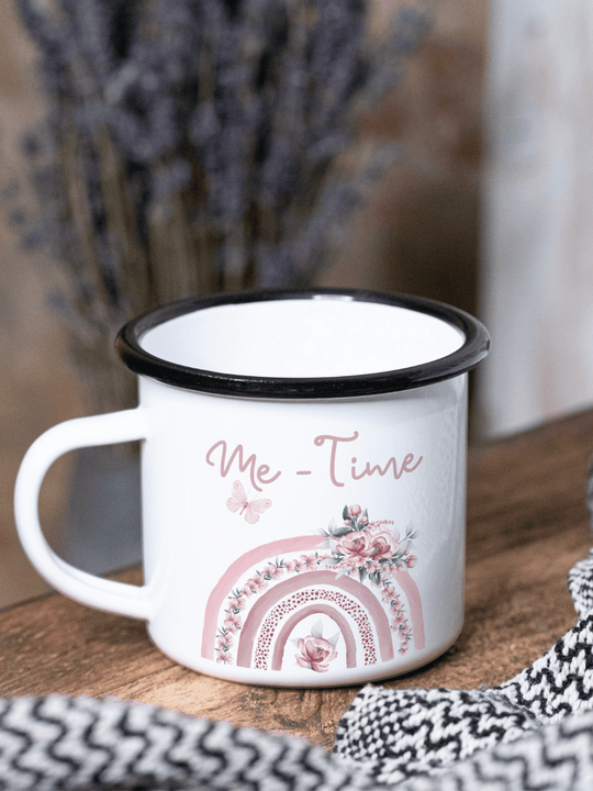 handgemachter, personalisierter Emaillebecher schwarz mit Motiv "Me Time" rechts vom Henkel  - ideales Geschenk für Frauen