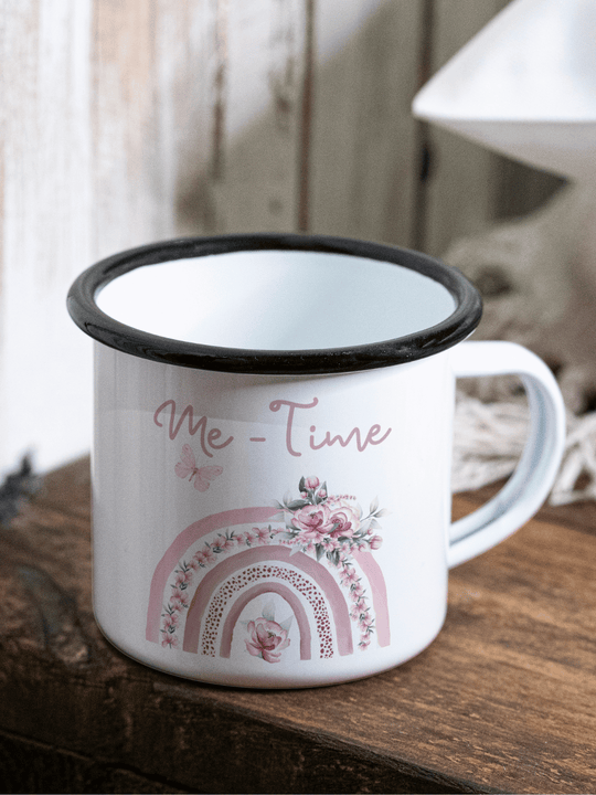 handgemachter, personalisierter Emaillebecher schwarz mit Motiv "Me Time" links vom Henkel  - ideales Geschenk für Frauen