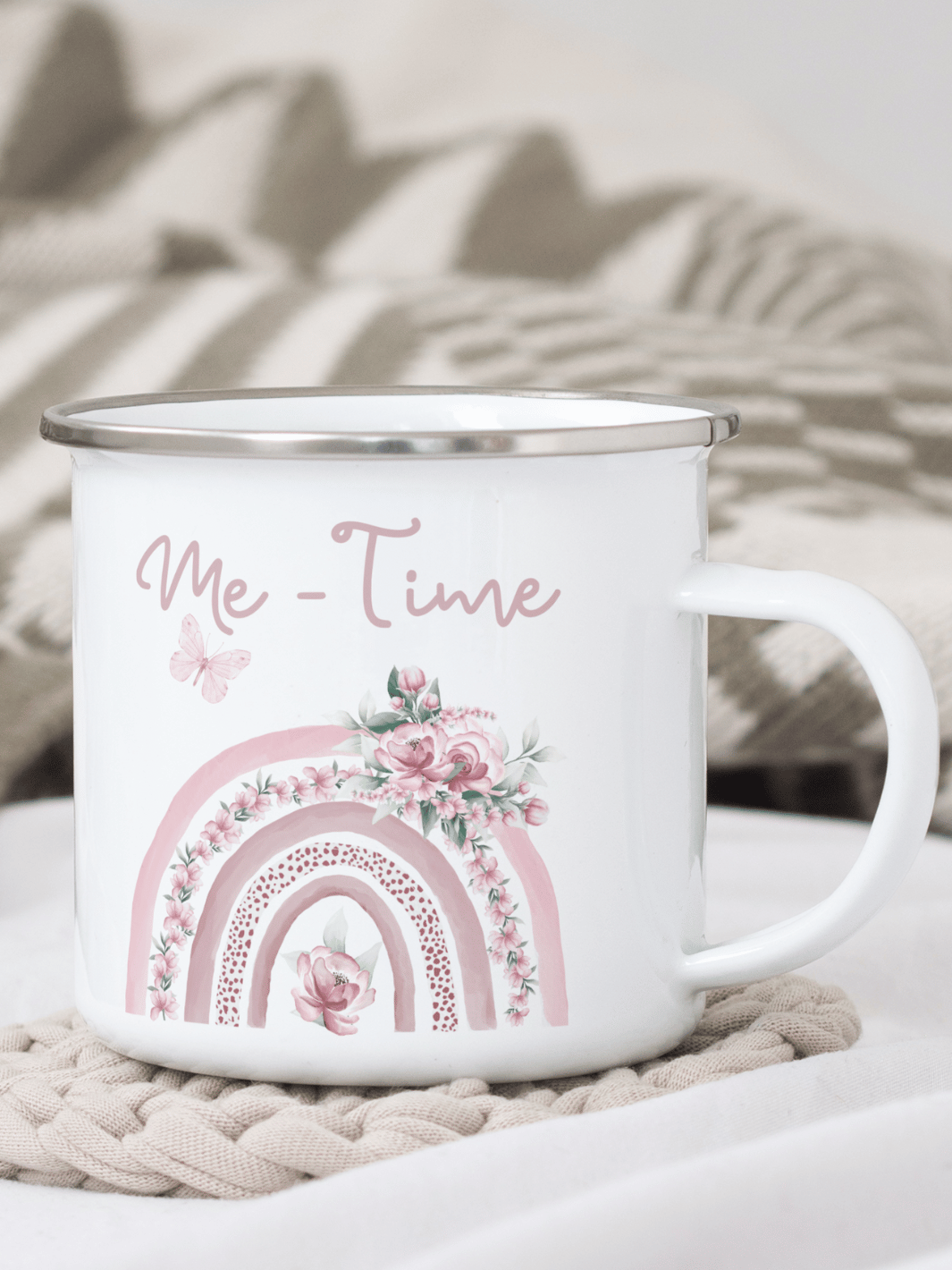 handgemachter, personalisierter Emaillebecher silber mit Motiv "Me Time" links vom Henkel  - ideales Geschenk für Frauen