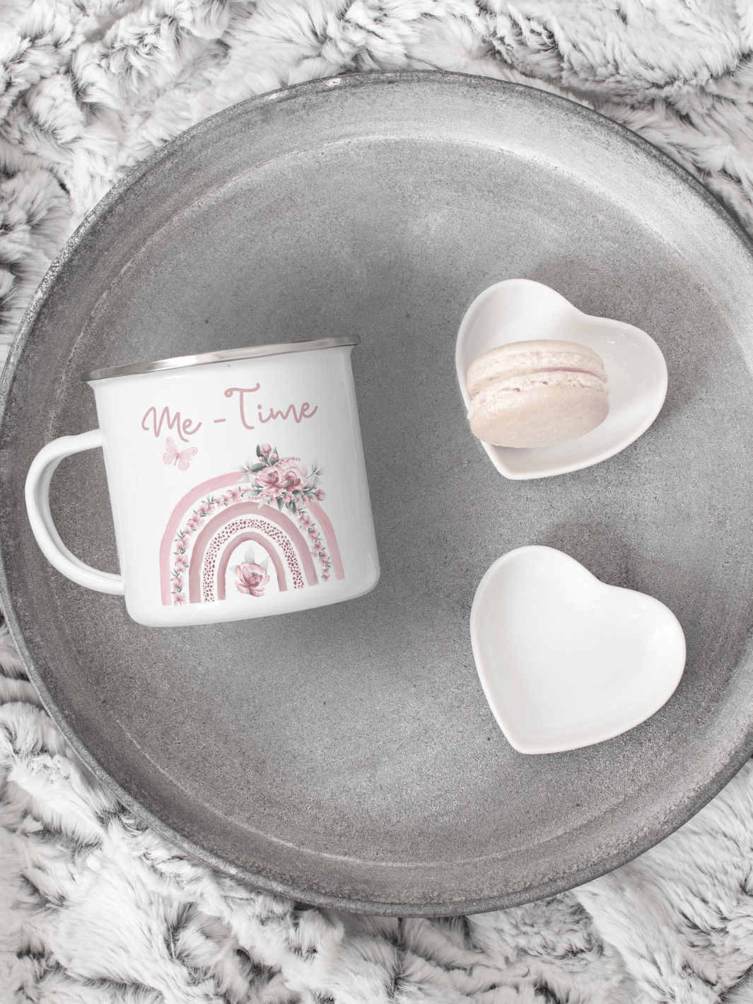 handgemachter, personalisierter Emaillebecher silber mit Motiv "Me Time" rechts vom Henkel  - ideales Geschenk für Frauen