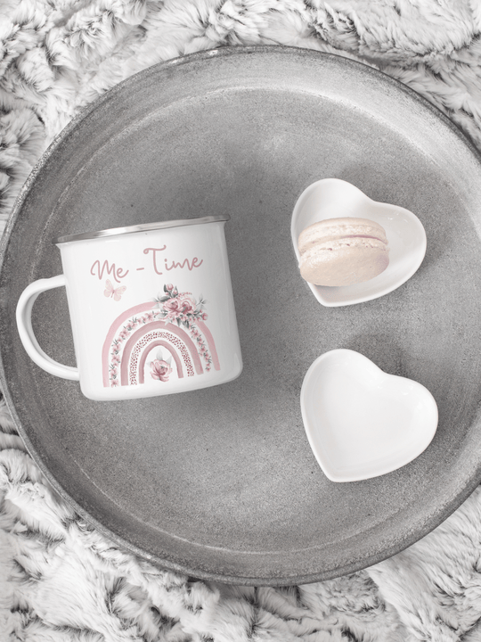 handgemachter, personalisierter Emaillebecher silber mit Motiv "Me Time" rechts vom Henkel  - ideales Geschenk für Frauen