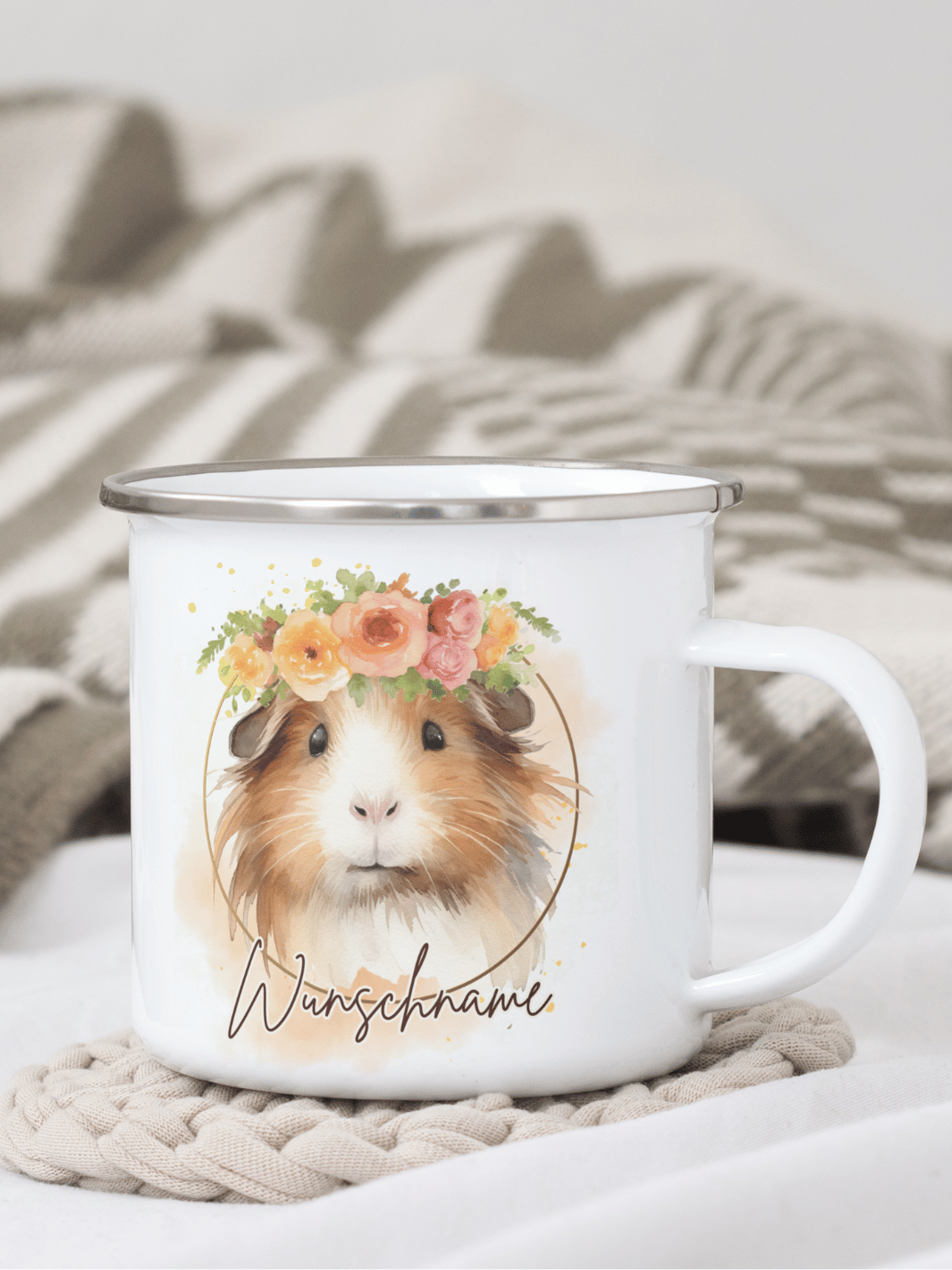 handgemachter, personalisierter Emaillebecher mit silbernem Rand und Motiv Meerschweinchen als Geschenk für Frauen. Motiv ist links vom Henkel aufgedruckt