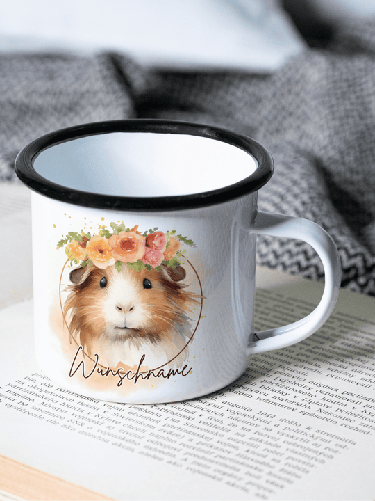 handgemachter, personalisierter Emaillebecher mit schwarzem Rand und Motiv Meerschweinchen als Geschenk für Frauen. Motiv ist links vom Henkel aufgedruckt