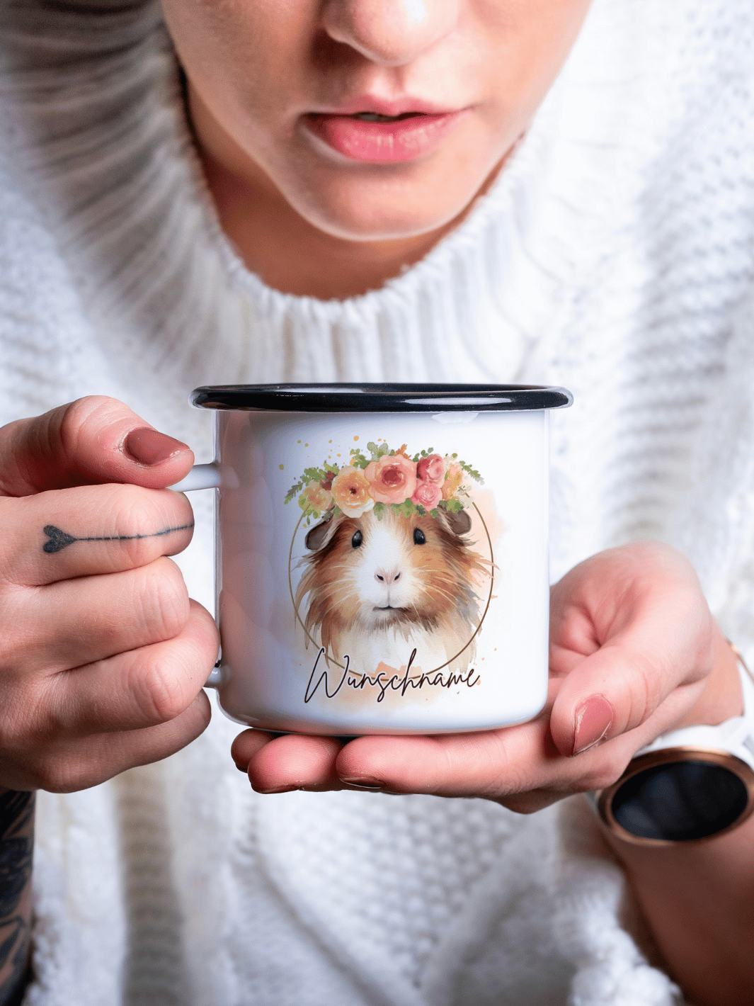 handgemachter, personalisierter Emaillebecher mit schwarzem Rand und Motiv Meerschweinchen als Geschenk für Frauen. Motiv ist rechts vom Henkel aufgedruckt