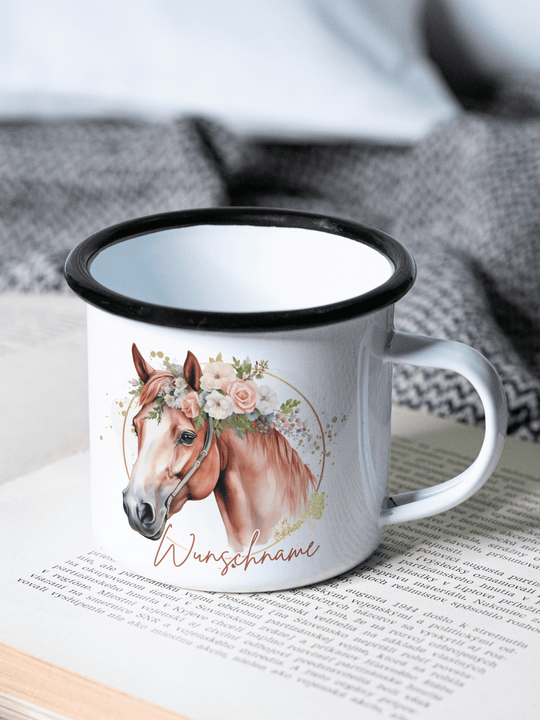 handgemachter, personalisierter Emaillebecher schwarz mit Motiv "Pferd" links vom Henkel  - ideales Geschenk für Frauen