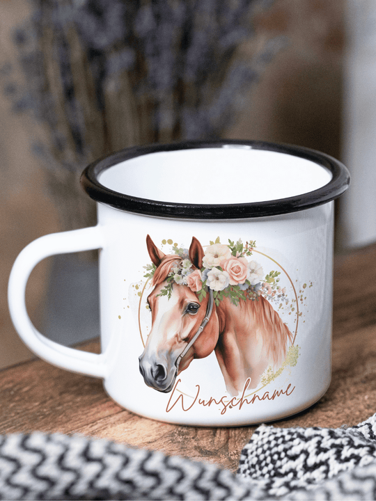handgemachter, personalisierter Emaillebecher schwarz mit Motiv "Pferd" rechts vom Henkel  - ideales Geschenk für Frauen