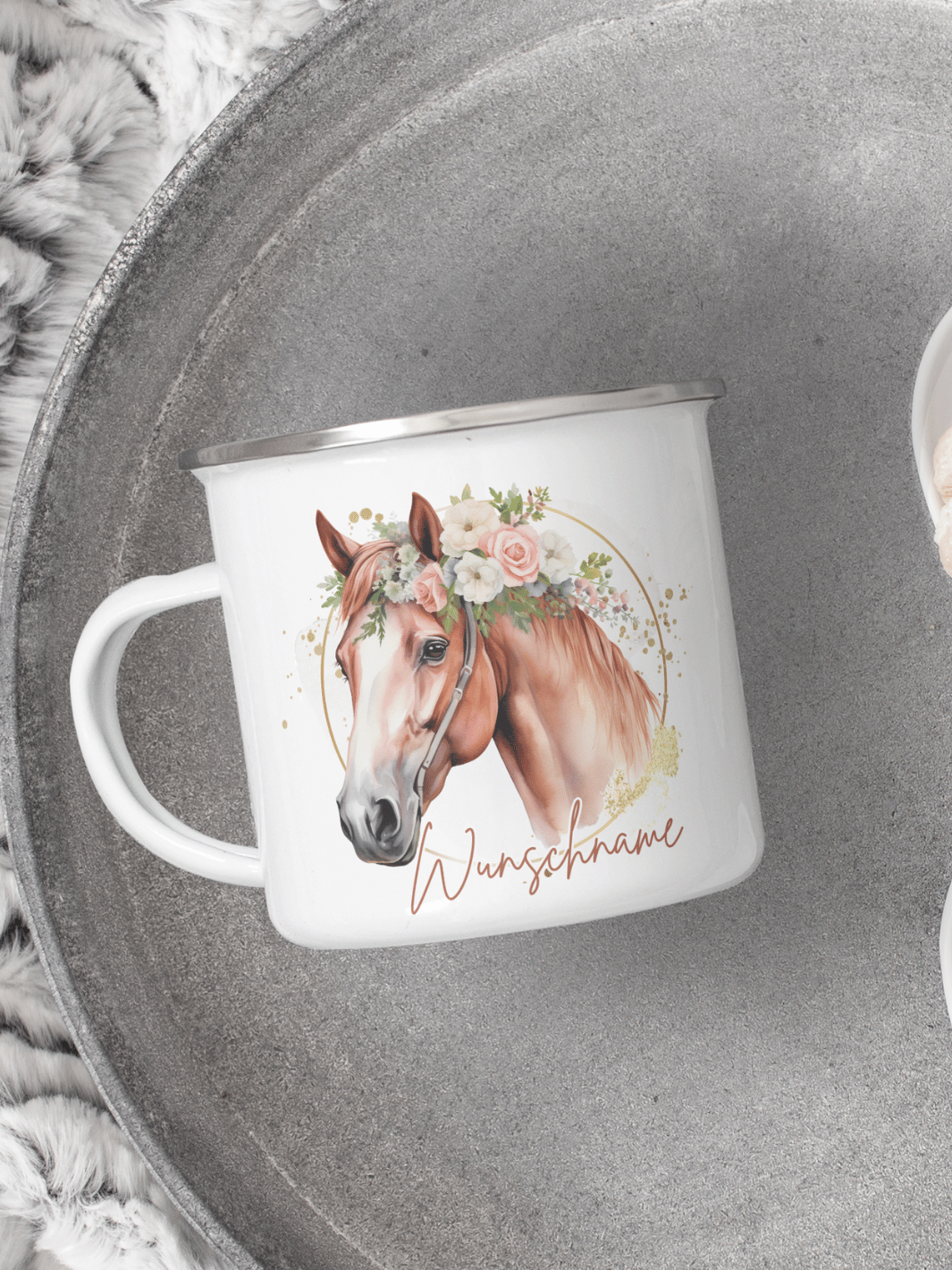 handgemachter, personalisierter Emaillebecher silber mit Motiv "Pferd" rechts vom Henkel  - ideales Geschenk für Frauen