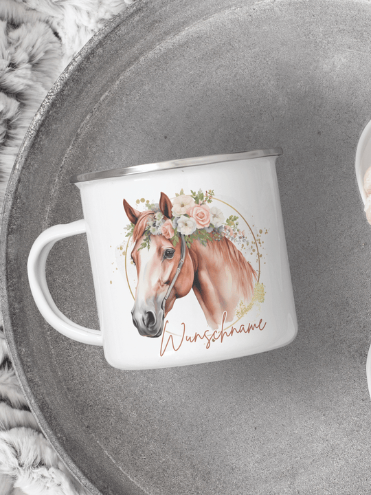 handgemachter, personalisierter Emaillebecher silber mit Motiv "Pferd" rechts vom Henkel  - ideales Geschenk für Frauen