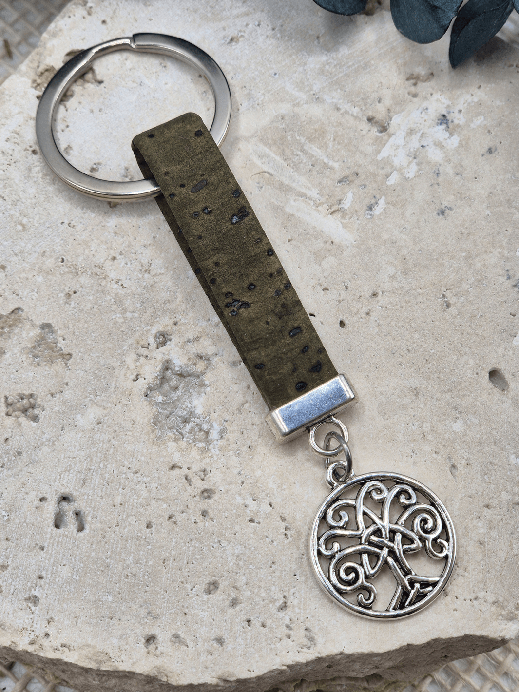 LEBENSBAUM Kork Schlüsselanhänger olive