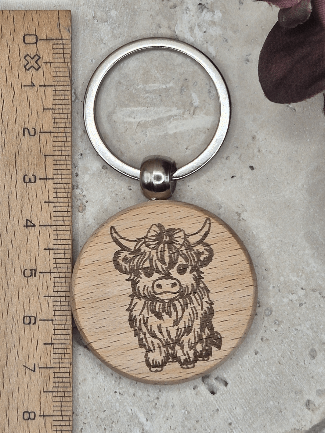 HIGHLAND COW Schlüsselanhänger (personalisiert) neben Lineal