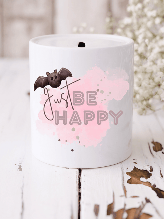 Spardose mit Fledermaus & Schriftzug „Be Happy“ – ein charmantes Geschenk für kleine Glücksheld:innen mit Humor. Aquarellmotiv, nachhaltig & liebevoll gefertigt. Alles auf Anfang 💚 Geschenke für Herz & Seele