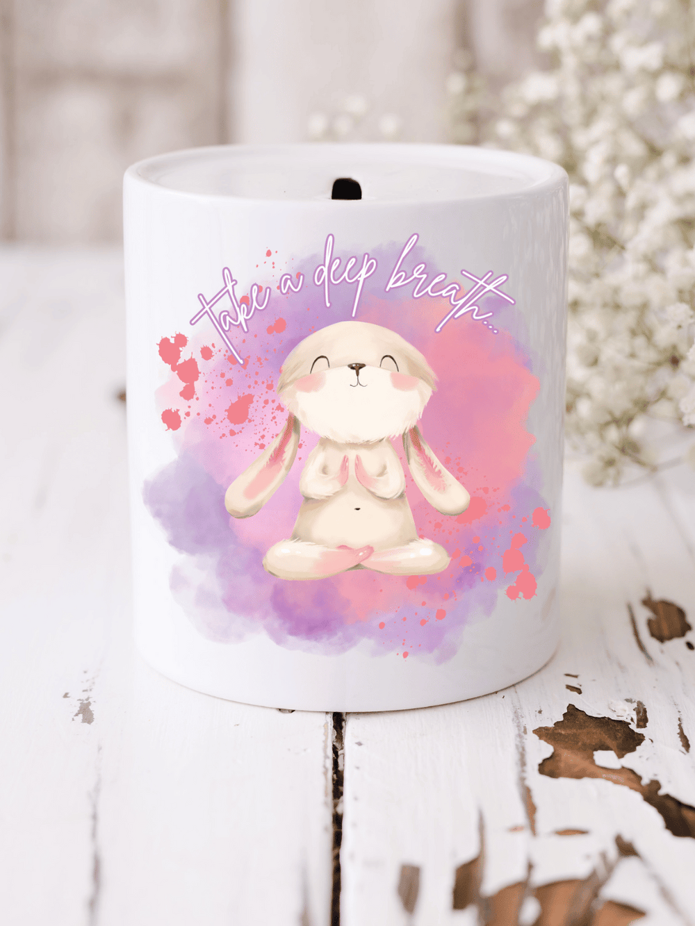Spardose mit Aquarellmotiv Yoga-Hase & Schriftzug „take a deep breath“ – eine liebevolle Erinnerung an Achtsamkeit & innere Balance. Perfekt für Yogis. Alles auf Anfang 💚 Geschenke für Herz & Seele