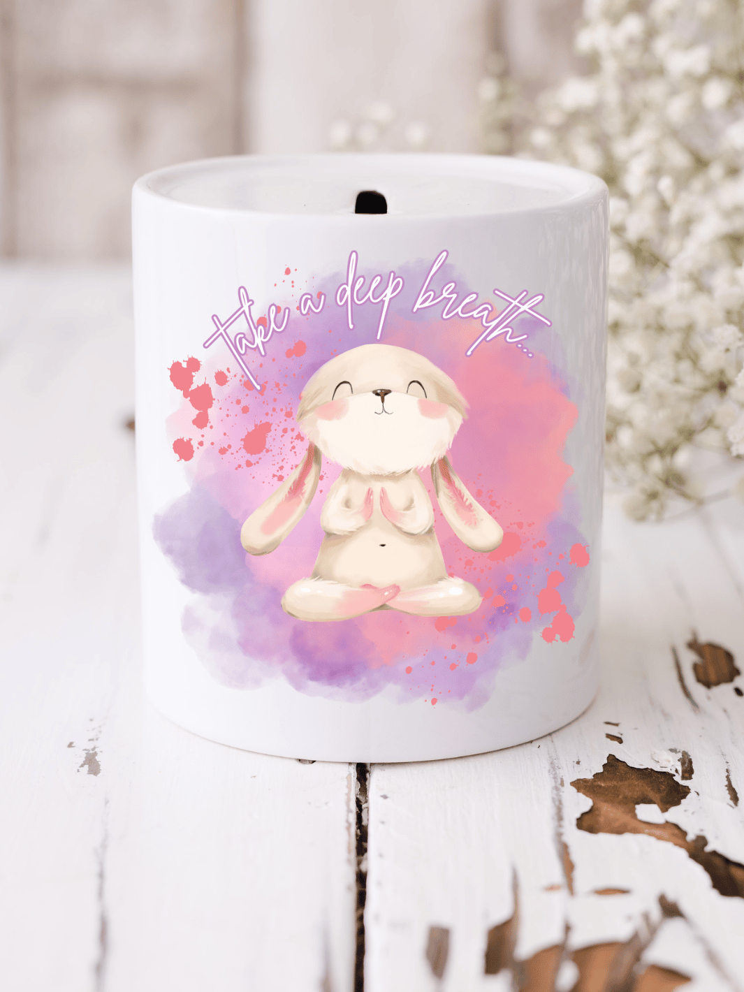 Spardose mit Aquarellmotiv Yoga-Hase & Schriftzug „take a deep breath“ – eine liebevolle Erinnerung an Achtsamkeit & innere Balance. Perfekt für Yogis. Alles auf Anfang 💚 Geschenke für Herz & Seele