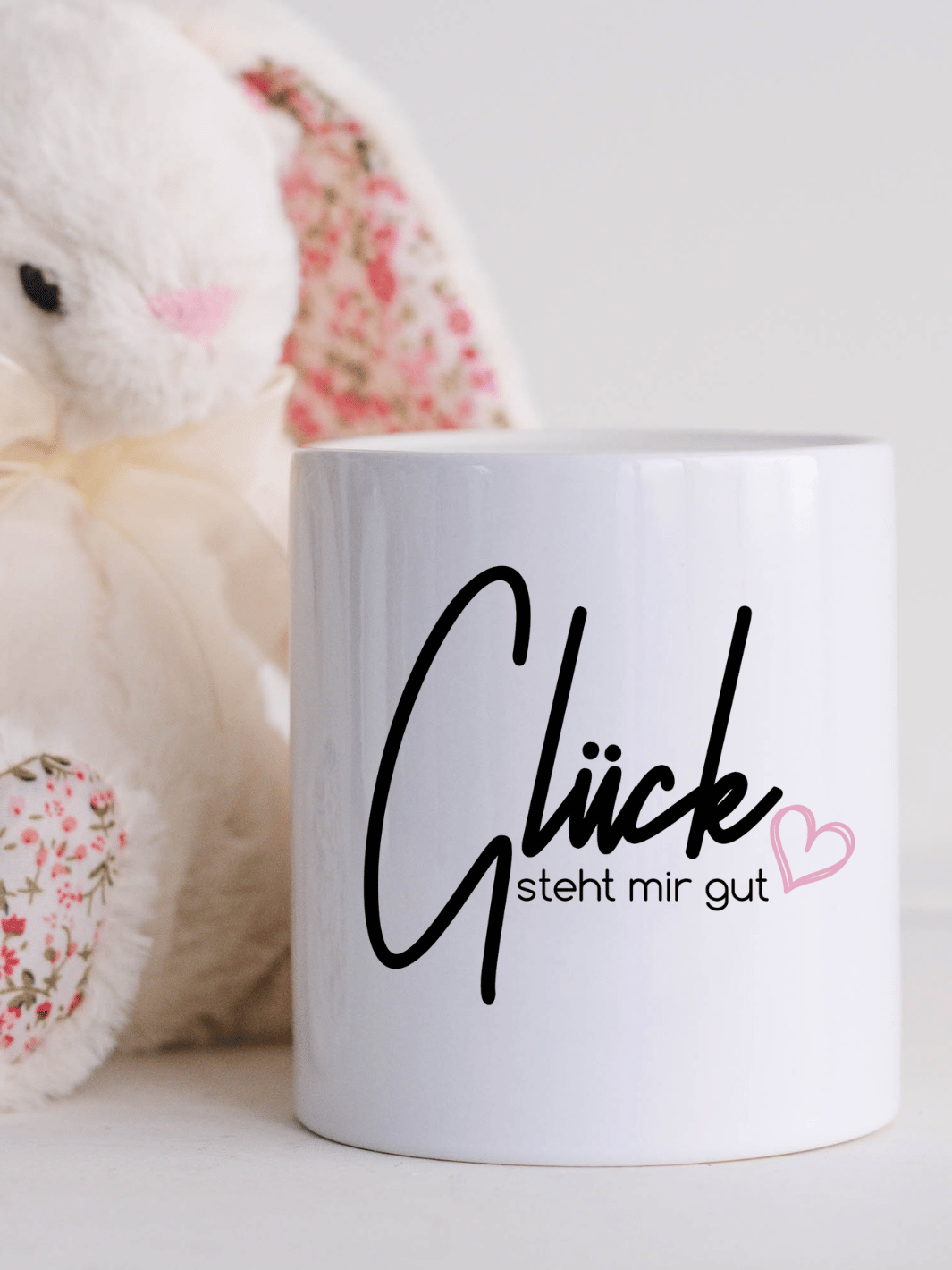 Spardose aus Keramik mit dem positiven Schriftzug „Glück steht mir“. Minimalistisch & modern – ein stilvolles Geschenk für Glücksmomente im Alltag. Nachhaltige Herstellung. Alles auf Anfang 💚 Geschenke für Herz & Seele