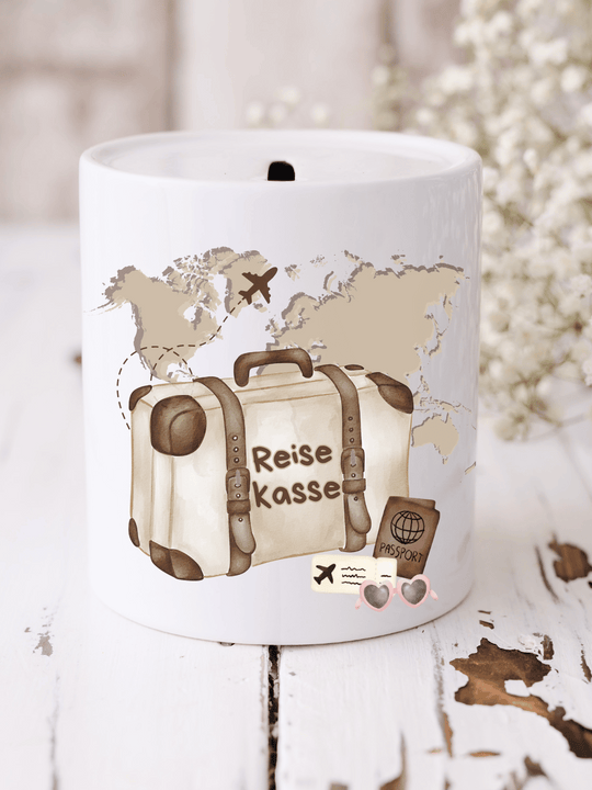 Keramikspardose mit Aquarellmotiv „Reisekasse“ – liebevoll gestalteter Koffer in sanften Farben. Nachhaltig, handveredelt & ideal für Weltenbummler:innen. Schönes Geschenk für Reisepläne & Fernweh-Momente. Alles auf Anfang 💚 Geschenke für Herz & Seele