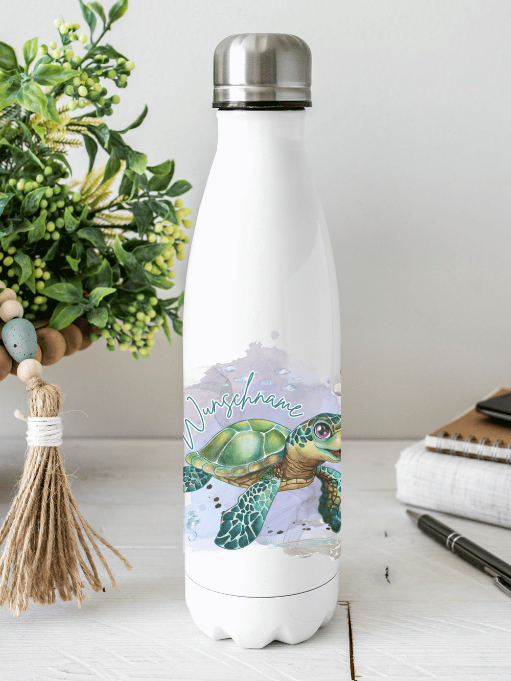 Nachhaltige, personalisierbare Edelstahl-Trinkflasche mit doppelwandiger Thermo-Isolierung, 350ml oder 500ml, auslaufsicher und BPA-frei, mit Schmetterling-Motiv.  Nachhaltiges, personalisierbares Geschenk für Freundin oder deinen Lieblingsmenschen,  unterwegs, Schule, Büro oder Sport.
Tolle Geschenkideen bei Alles auf Anfang – Geschenke für Herz & Seele