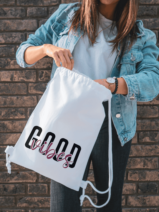 Turnbeutel Good Vibes in weiß oder schwarz erhältlich bei Alles auf Anfang - Geschenke für Herz & Seele
