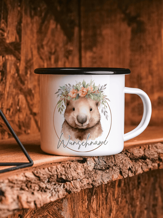 handgemachter, personalisierter Emaillebecher schwarz mit Motiv "Wombat" links vom Henkel  - ideales Geschenk für Frauen